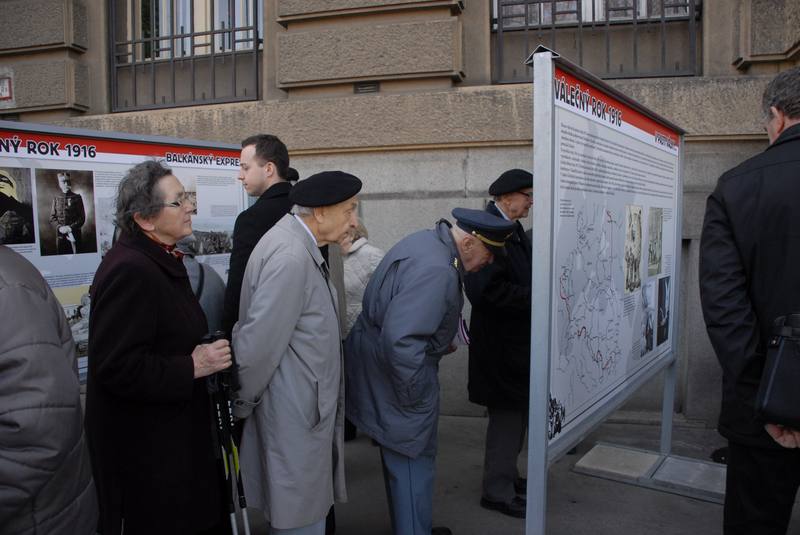 Vernisáž výstavy věnovaná roku 1916 - před budovou Generálního štábu