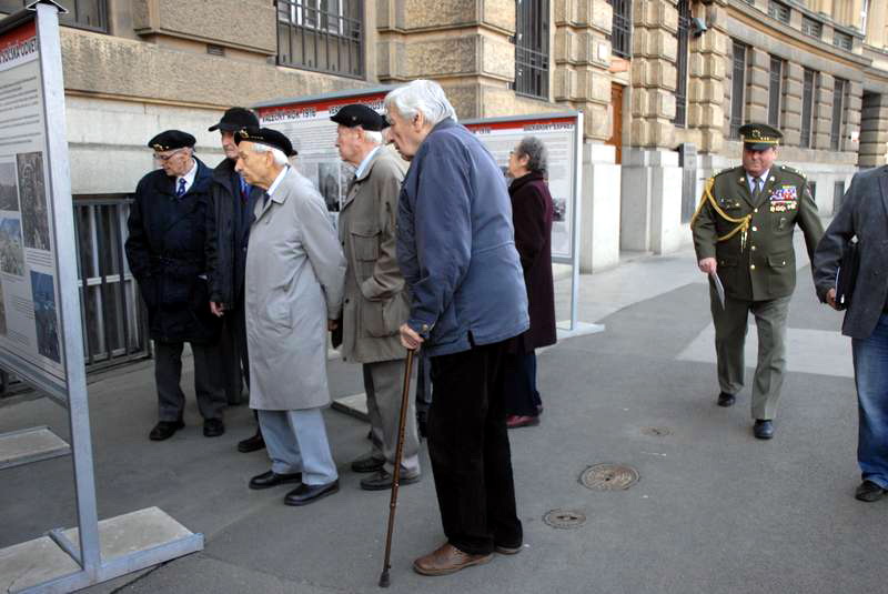 Vernisáž výstavy věnovaná roku 1916 - před budovou Generálního štábu