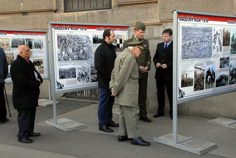 Vernisáž výstavy věnovaná roku 1916 - před budovou Generálního štábu