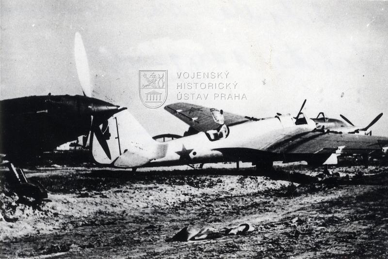 Sovětská letadla na letišti při německém útoku, léto 1941