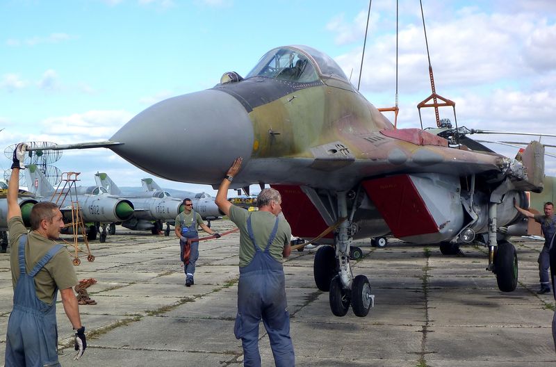 Přesun letounu MiG-29 ze Slovenska do sbírek Vojenského historického ústavu Praha loni na podzim