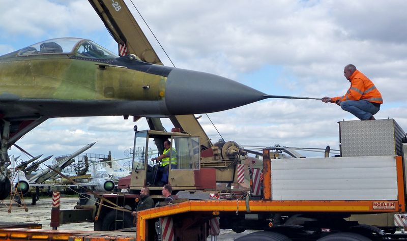 Přesun letounu MiG-29 ze Slovenska do sbírek Vojenského historického ústavu Praha loni na podzim