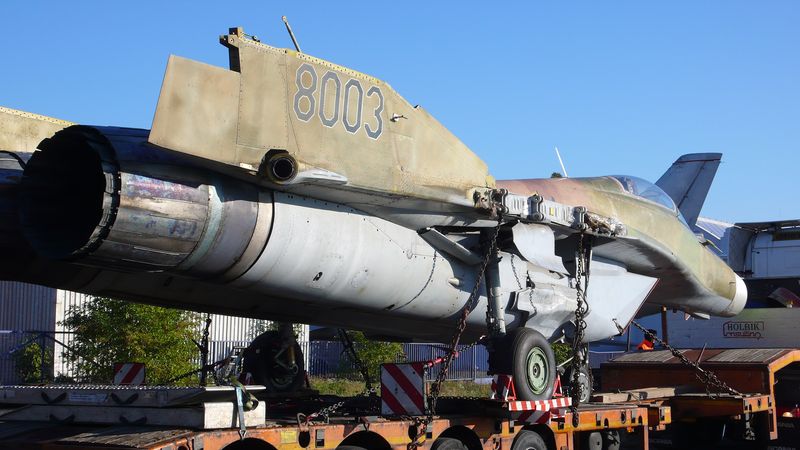 Přesun letounu MiG-29 ze Slovenska do sbírek Vojenského historického ústavu Praha loni na podzim