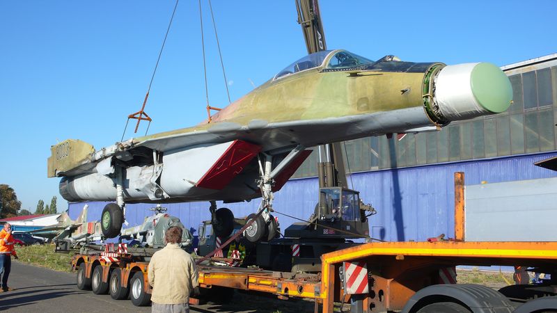 Přesun letounu MiG-29 ze Slovenska do sbírek Vojenského historického ústavu Praha loni na podzim