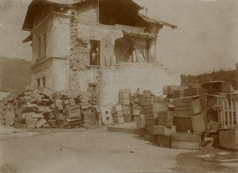 Dům v jihotyrolském Roveretu, poškozený italskou dělostřelbou v dubnu 1916