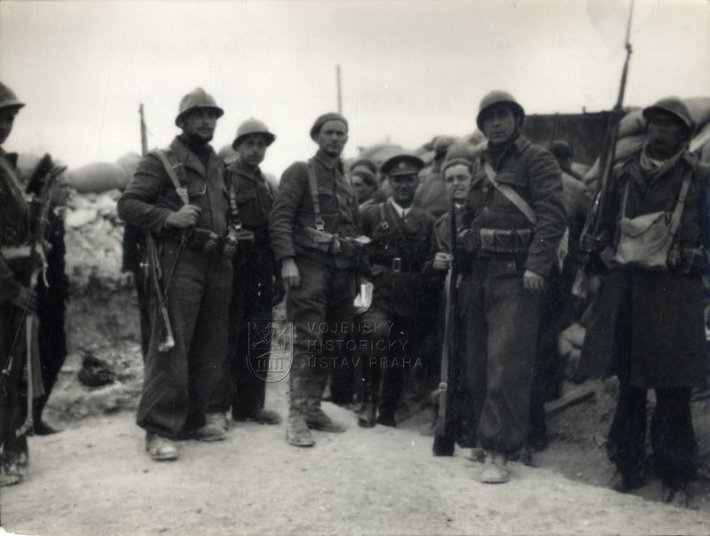 Velitel XV. mezinárodní brigády Vladimir Ćopić s československými interbrigadisty