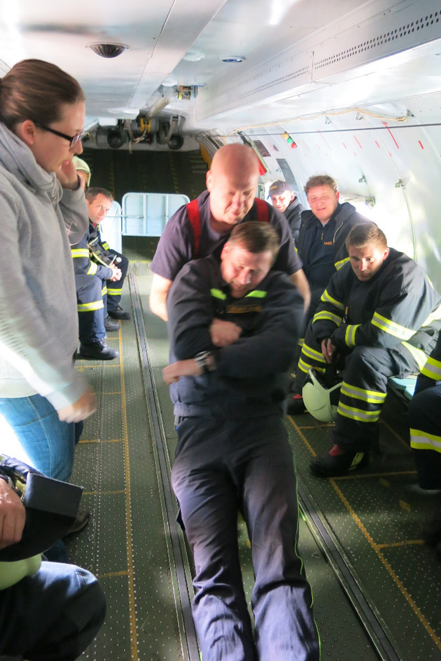 Nácvik manipulace z raněným uvnitř AN-26. Foto Jan Smetana, Agentura logistiky.