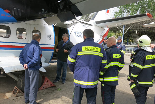 Popis možných vstupů na paluby různých typů letadel (zde příklad L-410). Foto Jan Smetana, Agentura logistiky.