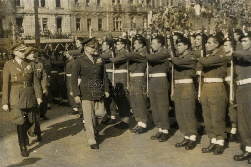 Generál Eisenhower přehlíží čestnou jednotku na Staroměstském náměstí, říjen 1945. Foto sbírka VHÚ.