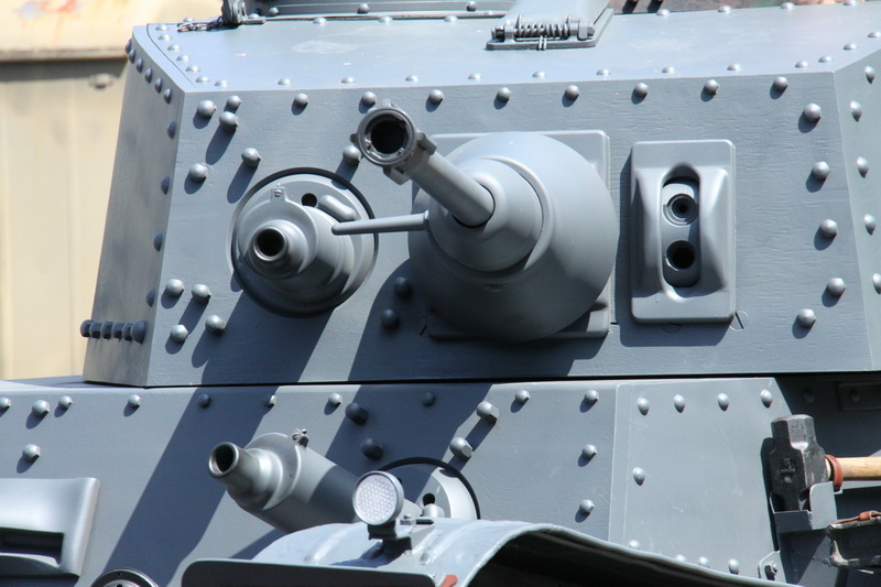 Příjezd a vykládání tanku LTH  ve Vojenském technickém muzeu Lešany