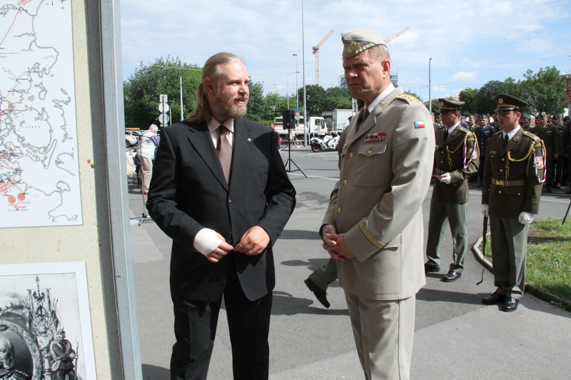 Autor výstavy Zdeněk Munzar z VHÚ a náčelník GŠ AČR armádní generál Josef Bečvář