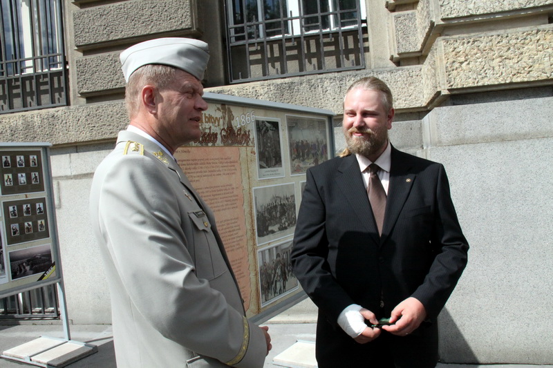 Autor výstavy Zdeněk Munzar z VHÚ a náčelník GŠ AČR armádní generál Josef Bečvář