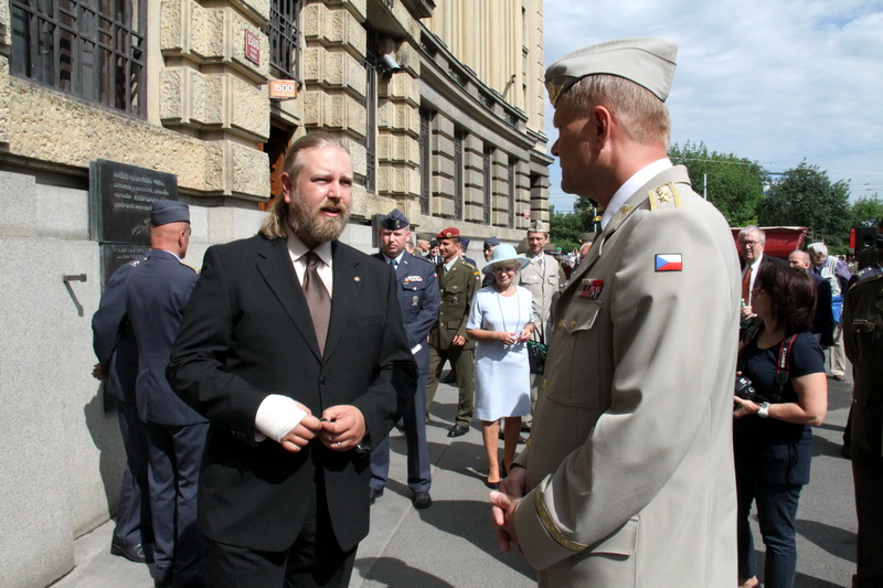 Autor výstavy Zdeněk Munzar z VHÚ a náčelník GŠ AČR armádní generál Josef Bečvář