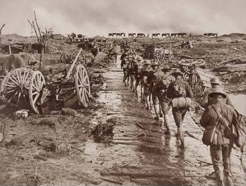 Cesta na frontu u návrší Westhoek v srpnu 1917.
(Foto Frank Hurley)
