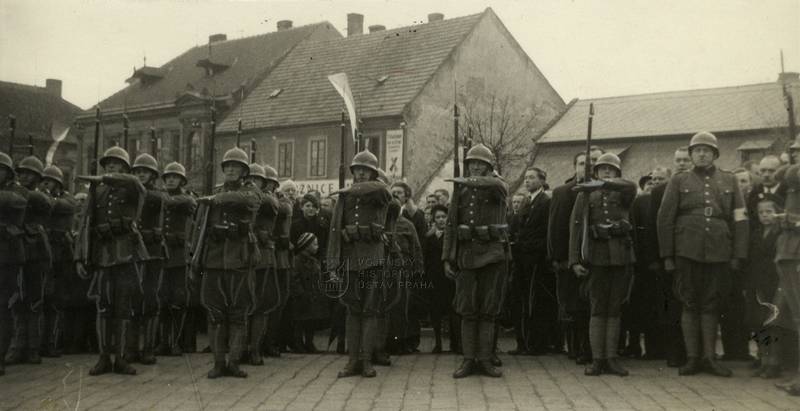 Příslušníci Národní gardy vzdávají čest státní hymně