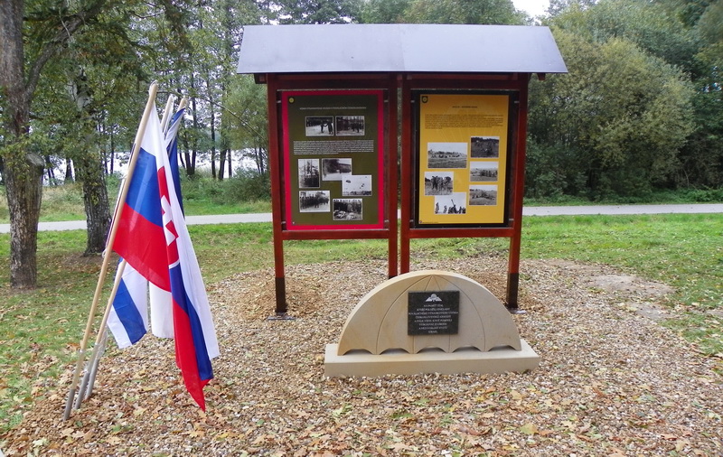 Nově odhalený pomník výsadkářům a československé vojenské pomoci Státu Izrael ve Stráži pod Ralskem