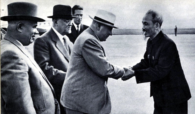 Předseda rady ministrů SSSR N. A. Bulganin vítá spolu s N. S. Chruščovem a K. J. Vorošilovem v Moskvě státní delegaci Vietnamské demokratické republiky včele s Ho ČI Minem.