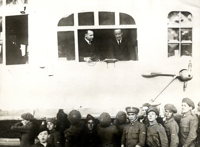 Španělský král Alfons XIII. při přistání německé vzducholodi Graf Zeppelin