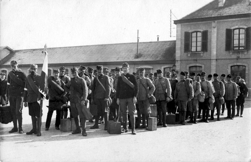 Příjezd dobrovolníků do Cognacu z italského zajetí na ostrově Asinara.