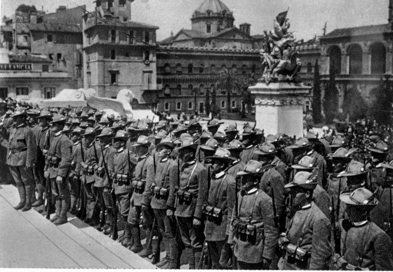 Slavnostní nástup československých legionářů v květnu 1918, charakteristickou součástí jejich uniforem byly typické alpinské klobouky…