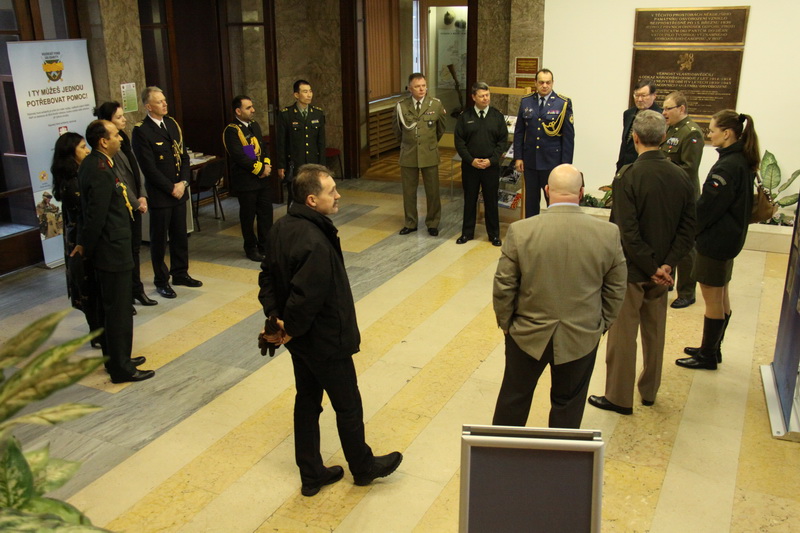 Vojenští a letečtí přidělenci při návštěvě Armádního muzea Žižkov