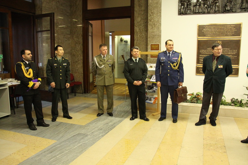 Vojenští a letečtí přidělenci při návštěvě Armádního muzea Žižkov