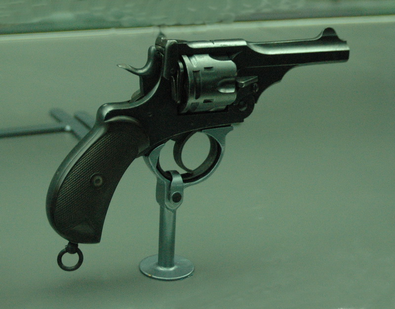 Revolver Webley, který patřil k výzbroji důstojníků Královského námořnictva.