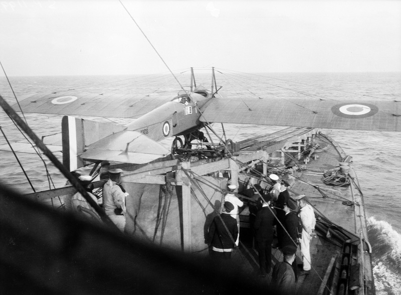 Příprava startu jednoplošníku Deperdussin za paluby lehkého křižníku HMS Aurora. Snímek pořídil ráno 4. listopadu 1915 Flight Lieutenant R. J. J. Hope-Vere, který o osm let, v roce 1923, zahynul při automobilové nehodě v Hongkongu.
FOTO: National Maritime Museum, Greenwich, London, Captain Gunn Collection
