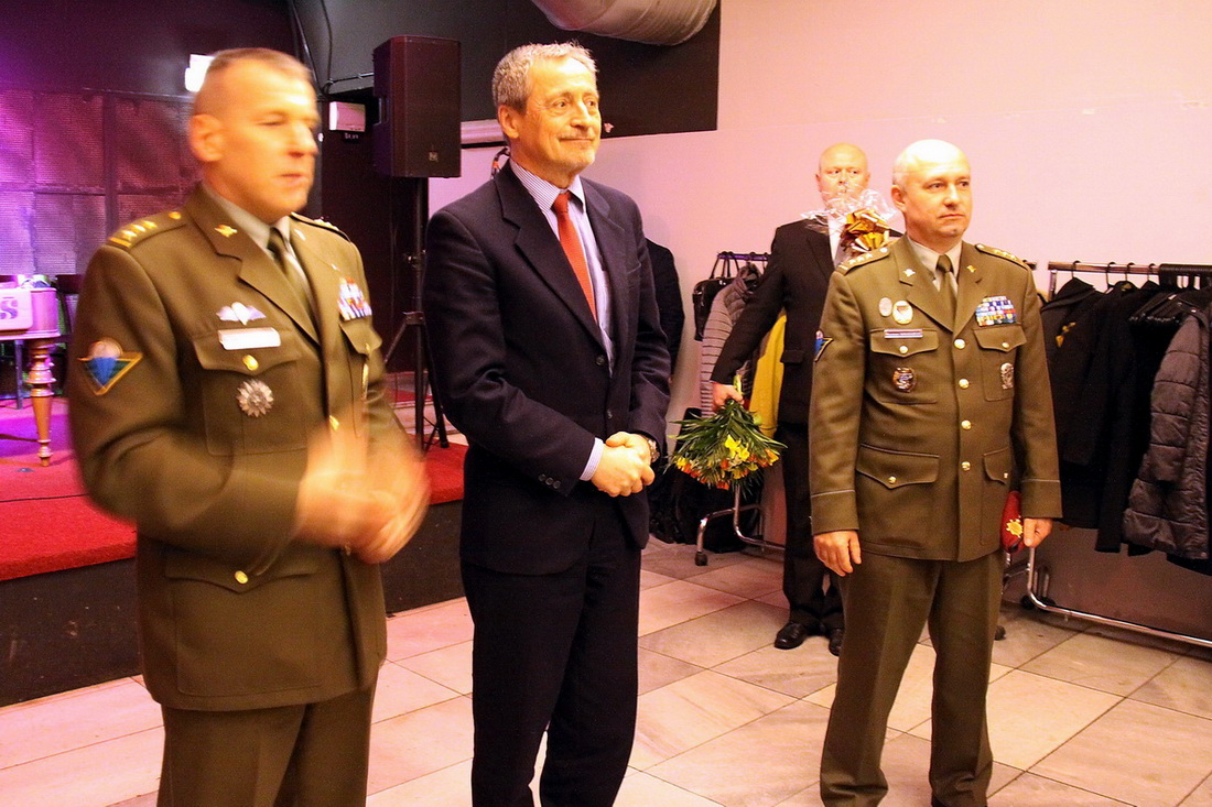 J. Klemešovi také popřál k narozeninám ministr obrany Martin Stropnický 