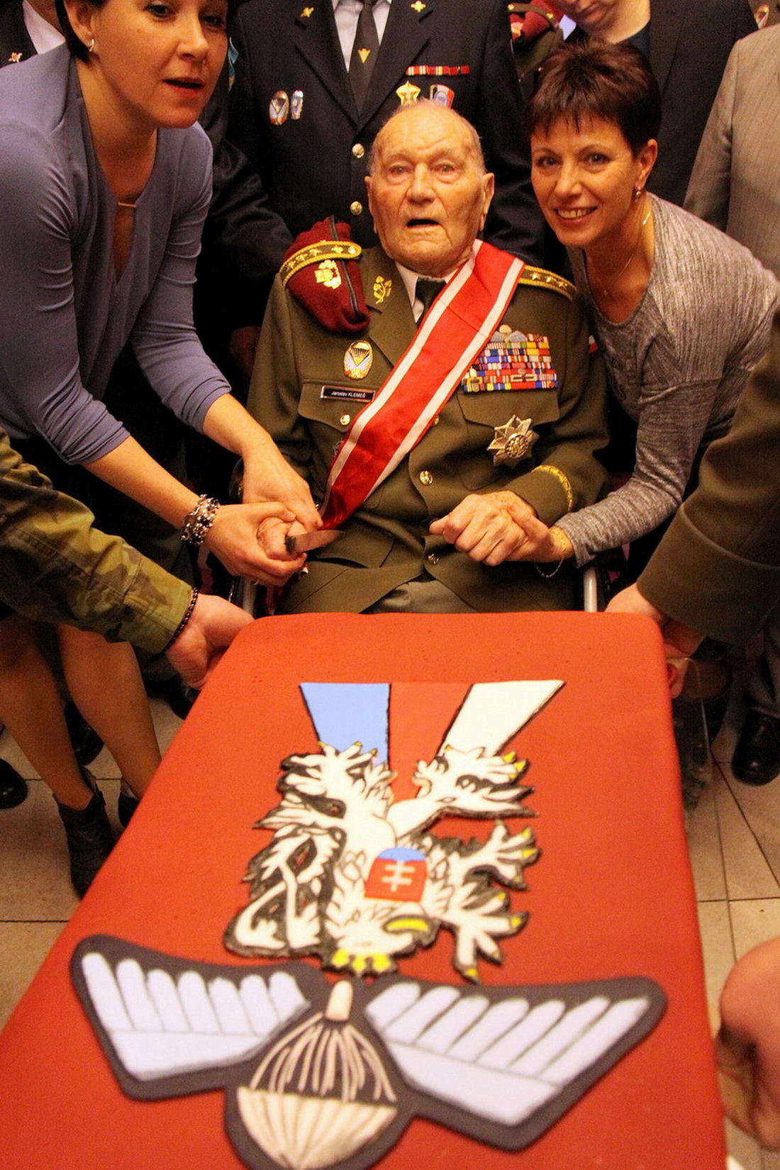 Krájení dortu k 95. narozeninám