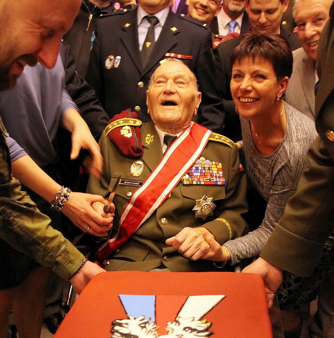 Krájení dortu k 95. narozeninám