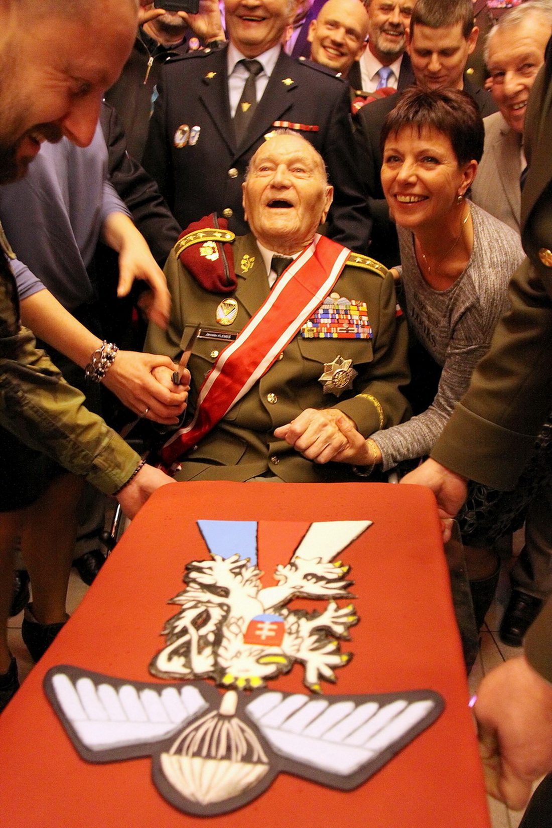 Krájení dortu k 95. narozeninám