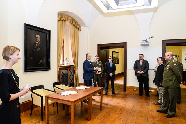 Memorandum o spolupráci mezi Vojenským historickým ústavem Praha a statutárním městem Plzeň bylo podepsáno v historických prostorách plzeňské radnice. 