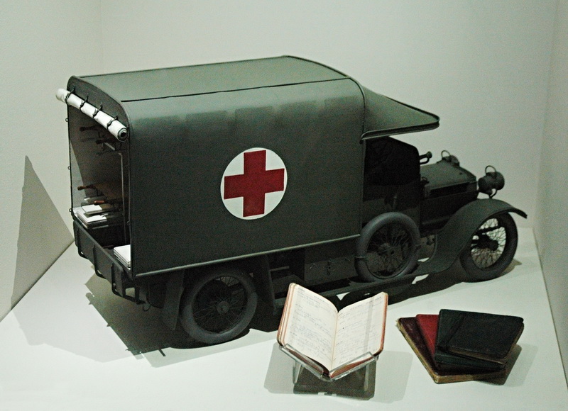 Model britské vojenské ambulance Daimler z roku 1916. Vpravo jsou vystaveny deníky zdravotníků včetně diáře vojína Alexe Russella z Royal Army Medical Corps. Během prvních dnů bitvy na Sommě, když nesl zraněného vojáka na obvaziště v Hébuterne, mu nepřátelská kulka prostřelila levou paži. Své zranění Russell popsal podrobně ve svém diáři.FOTO: Jaroslav Beránek