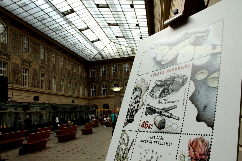 Poštovní aršík je věnován 75. výročí operace Anthropoid