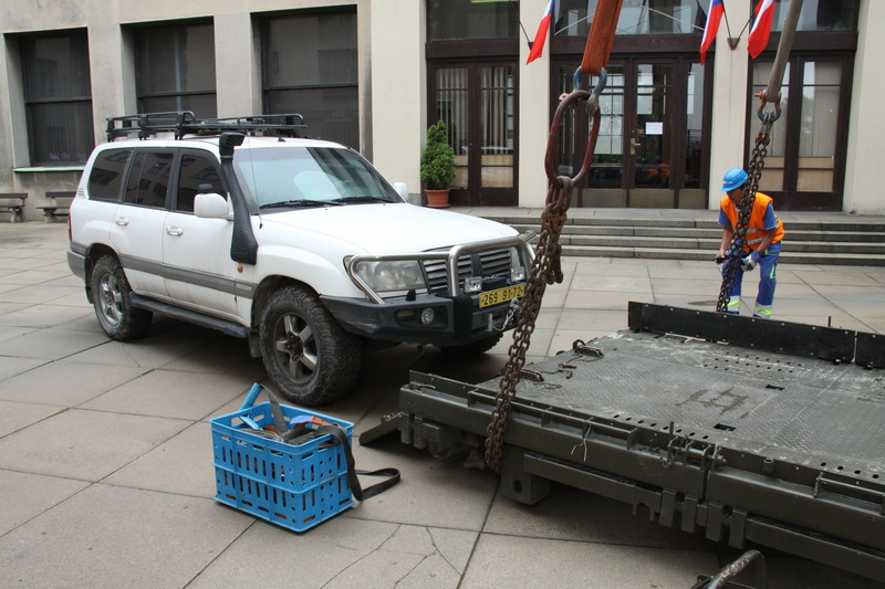 Přemístění a odvoz Toyoty Land Cruiser, která sloužila v Afghánistánu