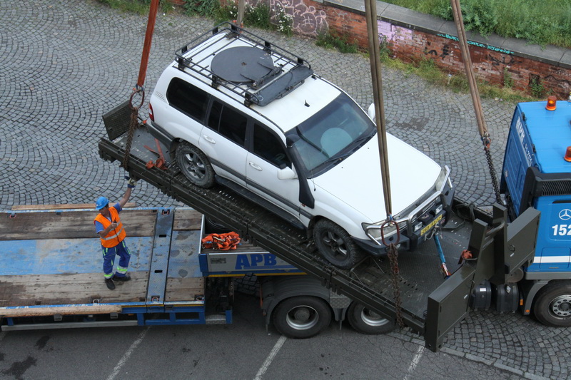 Přemístění a odvoz Toyoty Land Cruiser, která sloužila v Afghánistánu