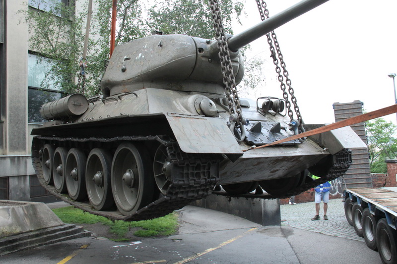 Tank T-34 byl odvezen ze žižkovského muzea jako předznamenání rekonstrukce budovy