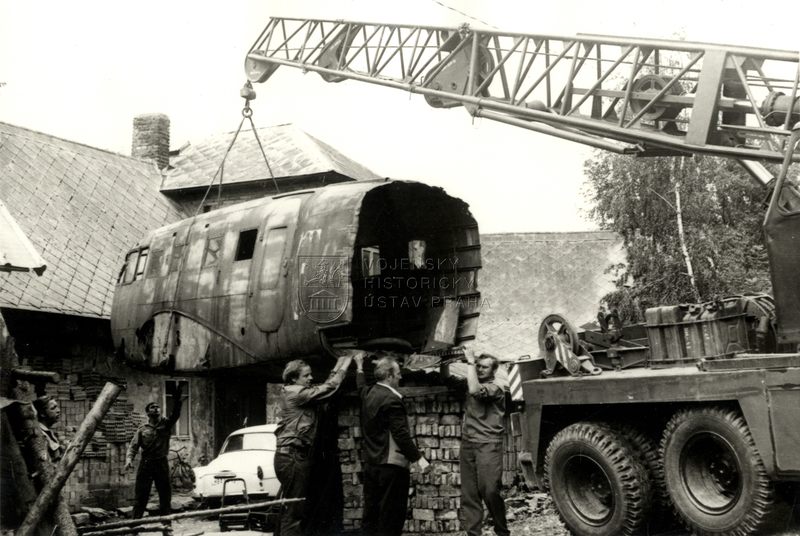 Vyzvednutí části letounu Aero C-3AF