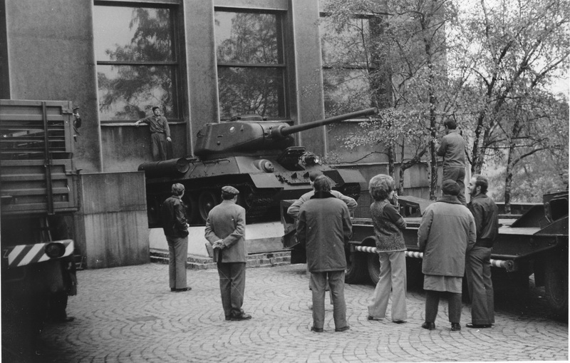 Umístění tanku T-34/85 před budovu žižkovského muzea v první polovině 70. let