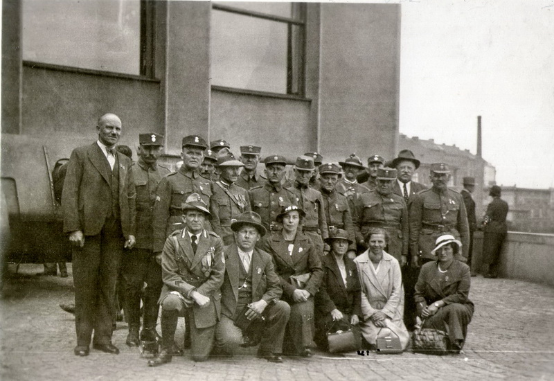 Snímek žižkovského muzea z meziválečné doby, vlevo je vidět, že na místě, kde po válce stával tank, tehdy stálo dělo. Foto sbírka Jiřího Plachého.