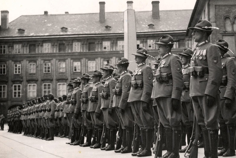 Alpinské klobouky legionářů z Itálie nosila do roku 1938 i Hradní stráž