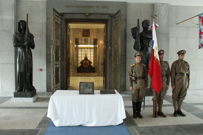 Slavnostní akt na Vítkově, před hrobem neznámého vojína od Zborova