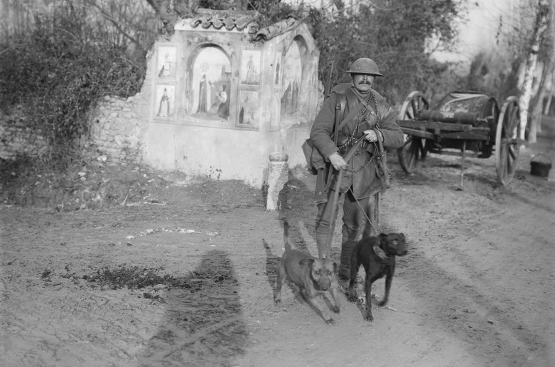 Ernest Brooks: Královský ženista a s kurýrními psy před kapličkou u cesty, prosinec 1917.
FOTO: IWM

