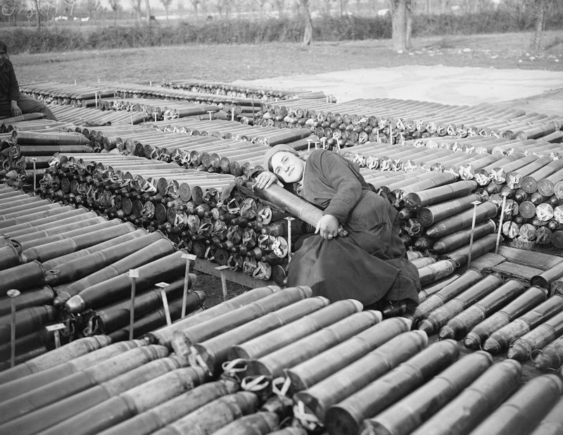 William Joseph Brunell: Italská dělnice, zaměstnaná Britskou armádou, pózuje na osmnáctiliberních dělostřeleckých granátech, listopad 1918.
FOTO: IWM
