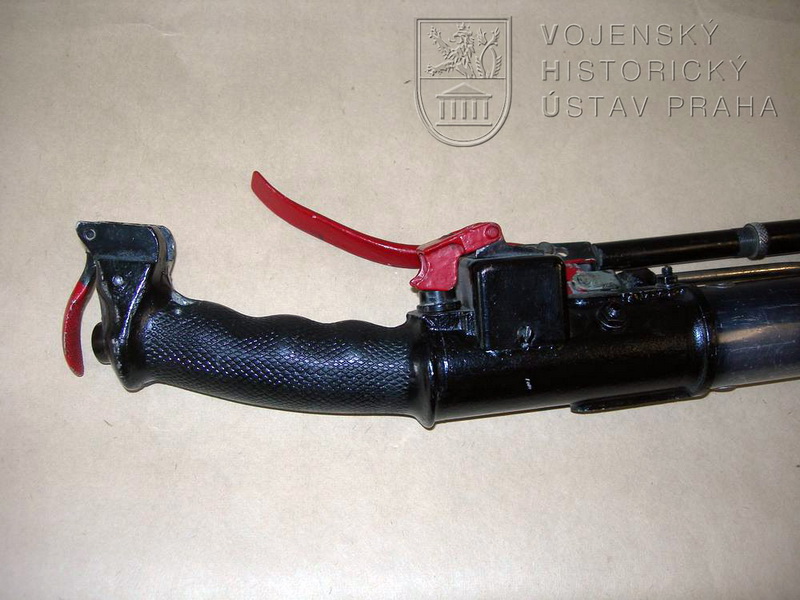 Ruční pilotní páka z letounu MiG-15