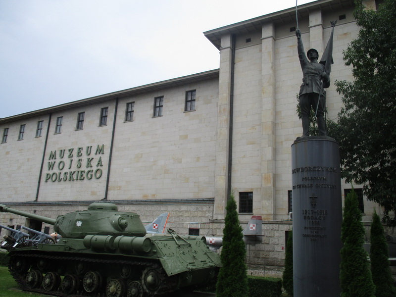 Hlavní budova Muzea polského vojska.  V popředí sovětský tank s rozlišovacími znaky tzv. Berlingovy armády (polský orel bez královské koruny), tedy polského vojska vytvořeného na území SSSR po odchodu Andersových jednotek. Vedle něj pomník polským dobrovolníkům z let 1917–1918. Původní pomník z roku 1930 byl zničen komunistickou vládou v roce 1948 a znovu obnoven v roce 2001. FOTO: J. Plachý