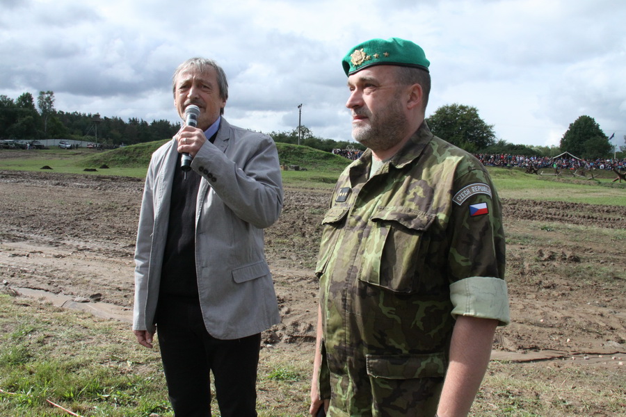 Ministr obrany Martin Stropnický a ředitel VHÚ plk. Aleš Knížek zahajují 15. Tankový den