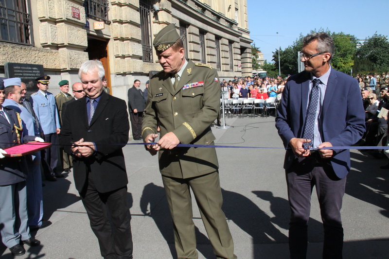 Autoři výstavy Prokop Tomek (vpravo) a Ivo Pejčoch (vlevo), uprostřed náčelník GŠ AČR generál Josef Bečvář