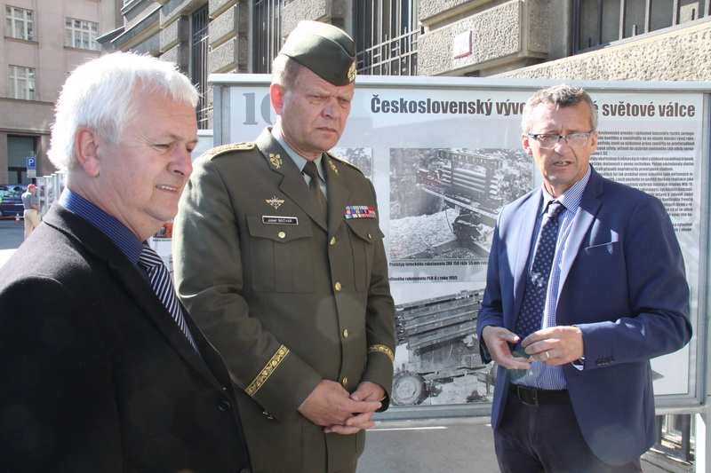 Autoři výstavy Prokop Tomek (vpravo) a Ivo Pejčoch (vlevo), uprostřed náčelník GŠ AČR generál Josef Bečvář